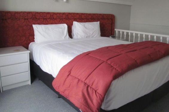 One-Bedroom Apartment with Spa - queen-size bed