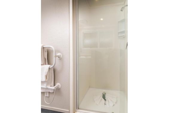 One-Bedroom Apartment with Spa - shower